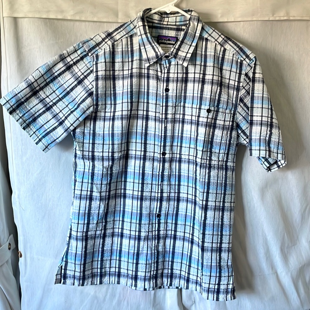 Patagonia men’s casual button down. Cotton/poly blend